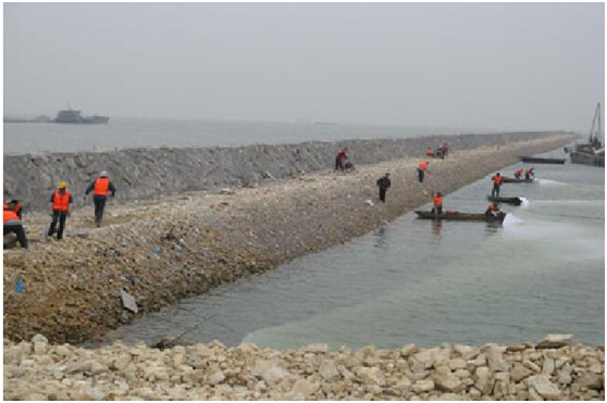 小型工作船配合复合91视频直播APP布溜放作业