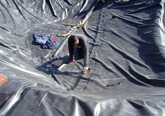 综合生化池内衬HDPE91视频直播APP膜的土池结构