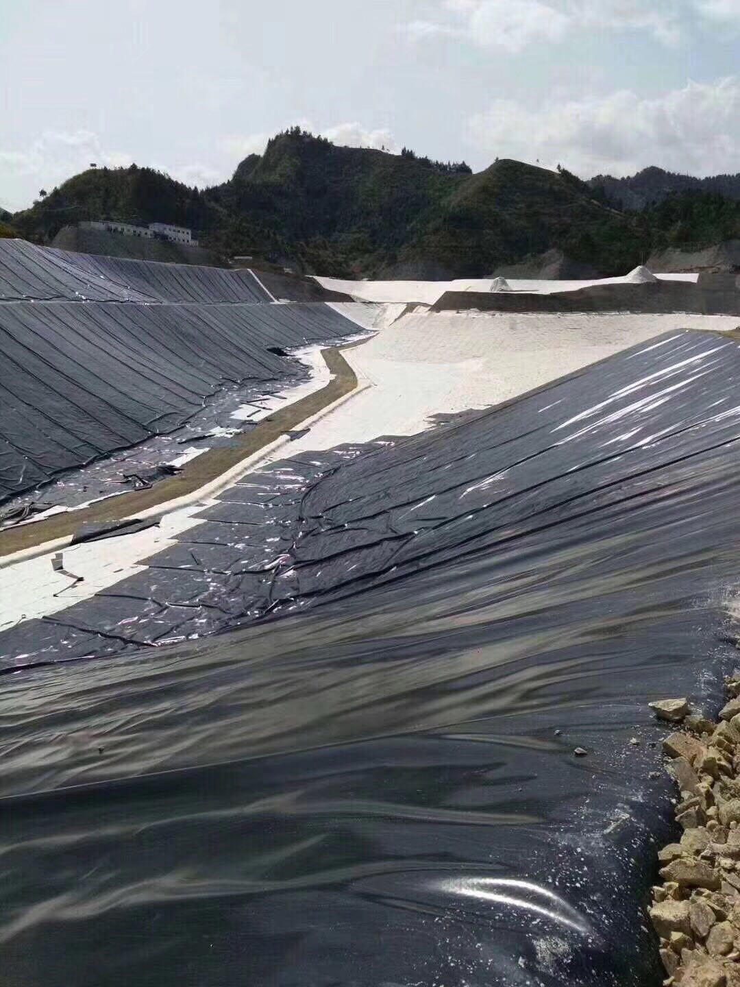 HDPE防渗膜在污水蒸发池铺设特有步骤有哪些？