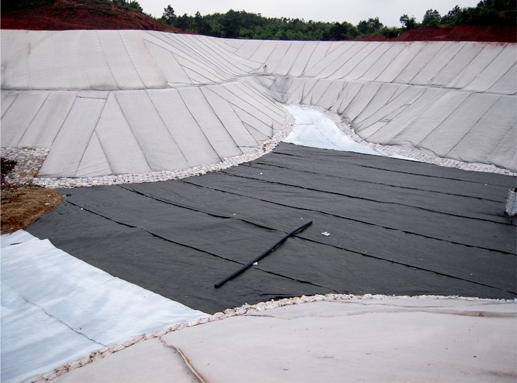 解析截渗槽复合91视频直播APP膜铺设及黄土填筑过程