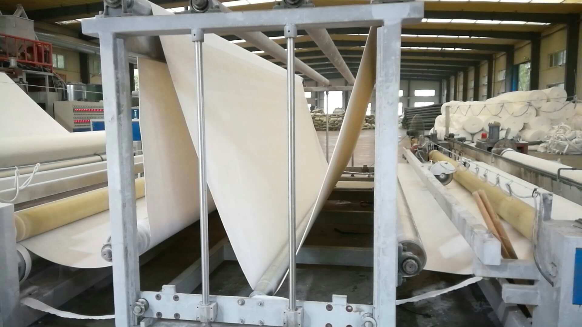 透水地基上的土石坝的复合91视频直播APP膜防渗措施