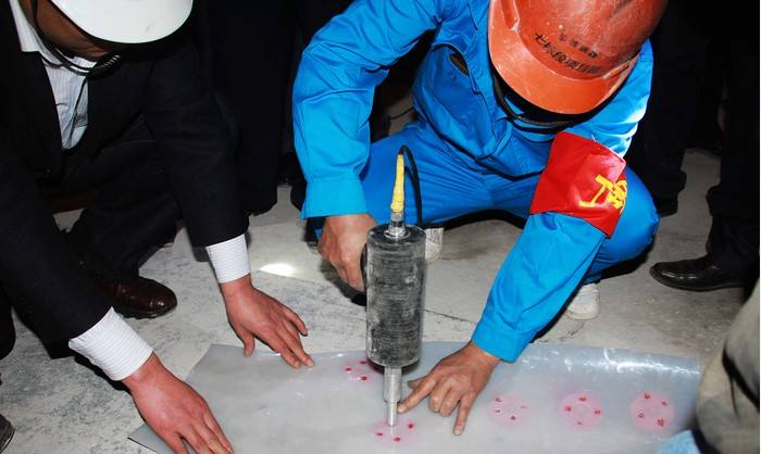 施工人员焊接防水板和热熔垫片的主要工具是什么？