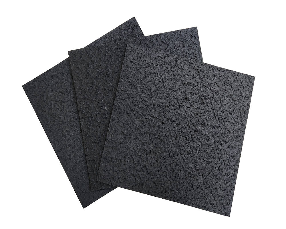 蒸发塘铺设防渗结构及护坡后91视频直播APP膜最大变形量