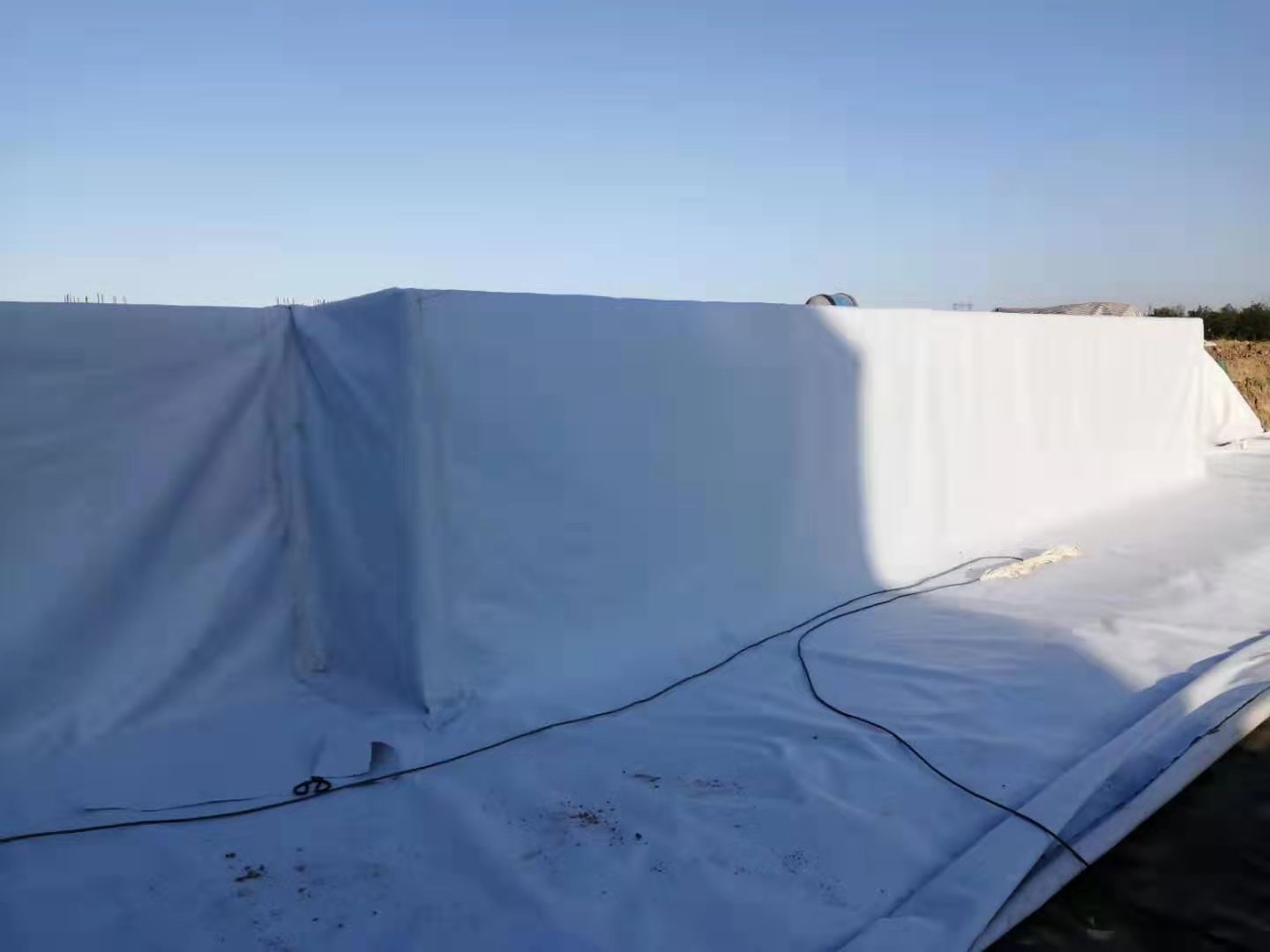 91视频直播APP膜铺设完成后须人工查验其表面是否存在破洞损坏