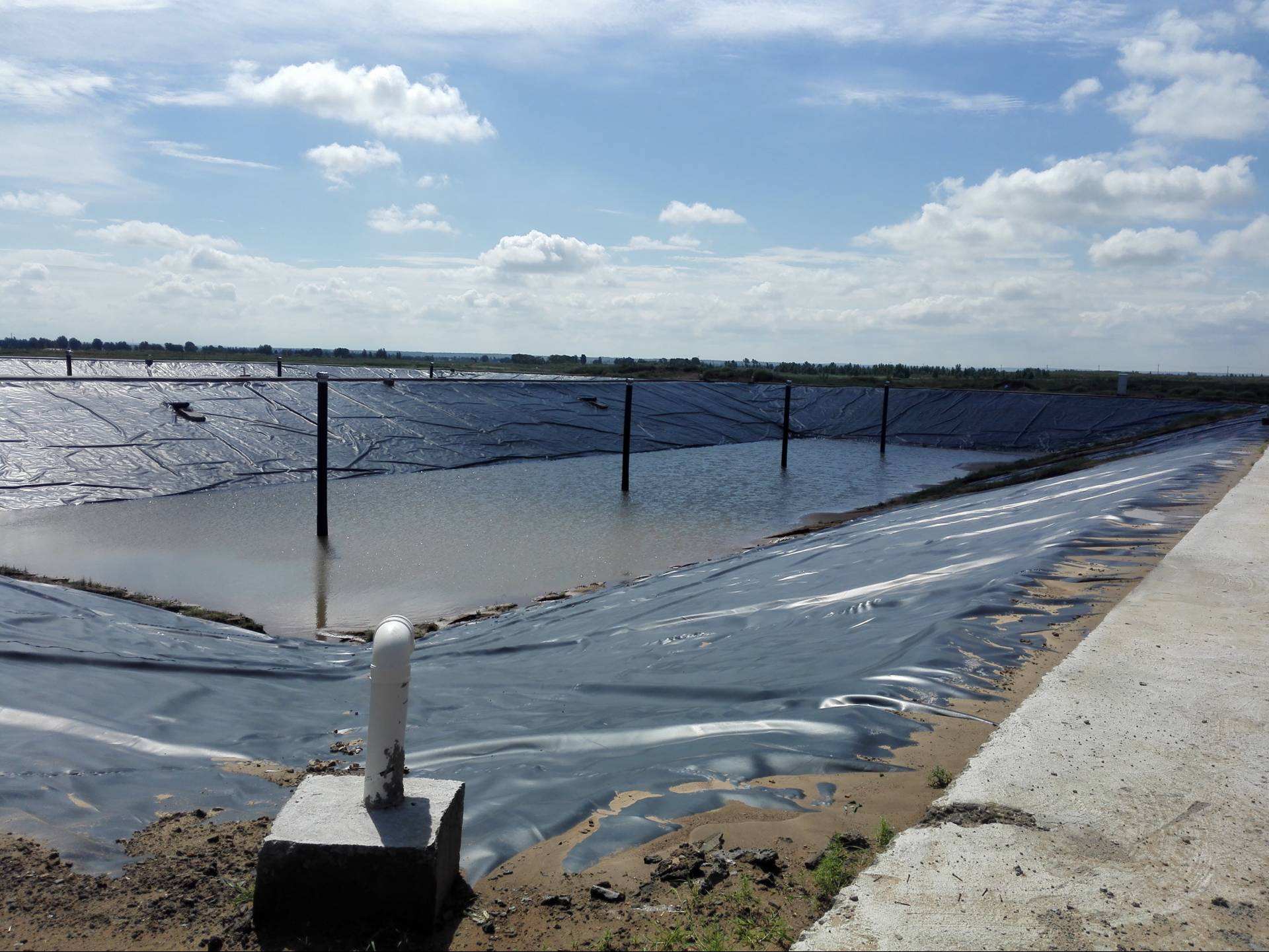 防渗膜接头应保持清洁、无油污和灰尘