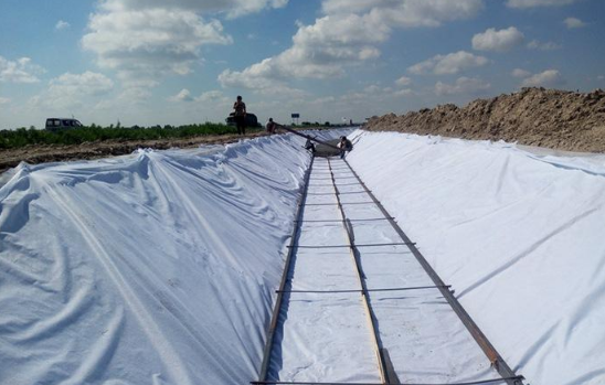 91视频直播APP膜铺设正式开始前，必须严格检查基础本身的平整度