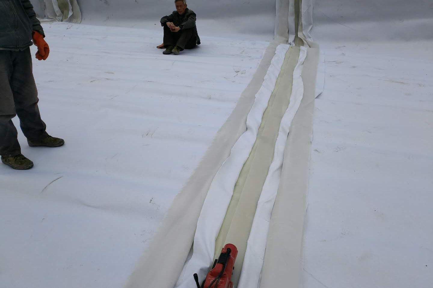 复合91视频直播APP膜防渗结构体自下而上铺设方法